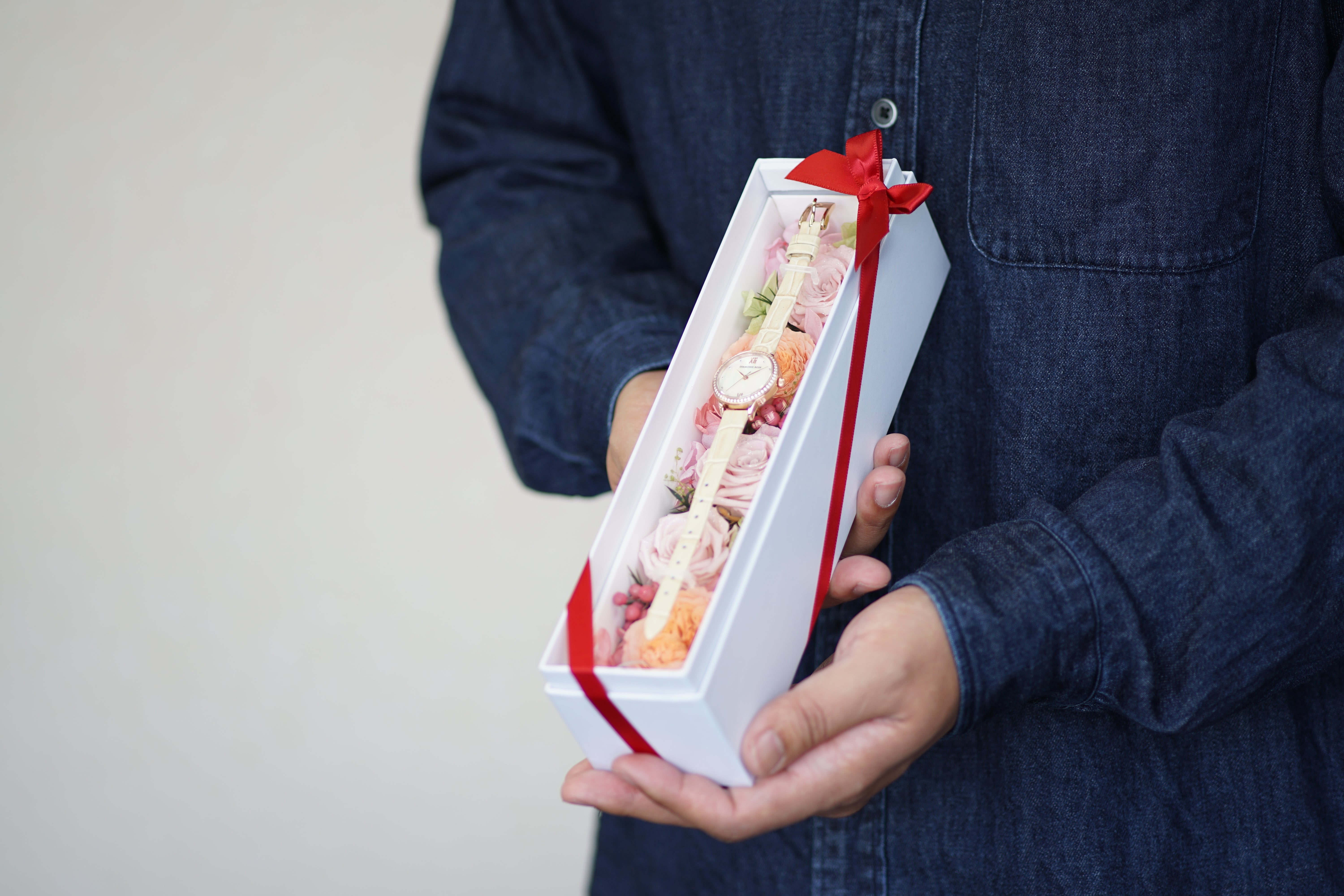 公式】ダイヤモンドローズ 結婚記念日や妻の誕生日に｜花と時計の特別